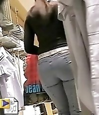 When the girls are on shopping they dont pay attention on cam shooting their jeans ass
