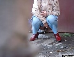 Unscripted voyeur shots of a chick peeing outdoors