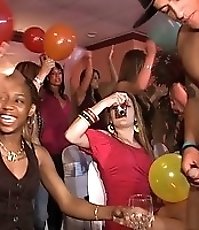 girls sucks dick on the ance floor