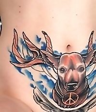 Inked teen makes a golden puddle in the bath tub